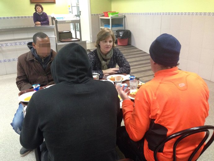 Ana Albert comparte mesa con personas sin techo en San Juan de Dios