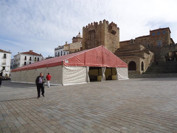 Carpa instalada en la Plaza Mayor para el carnaval de Cáceres