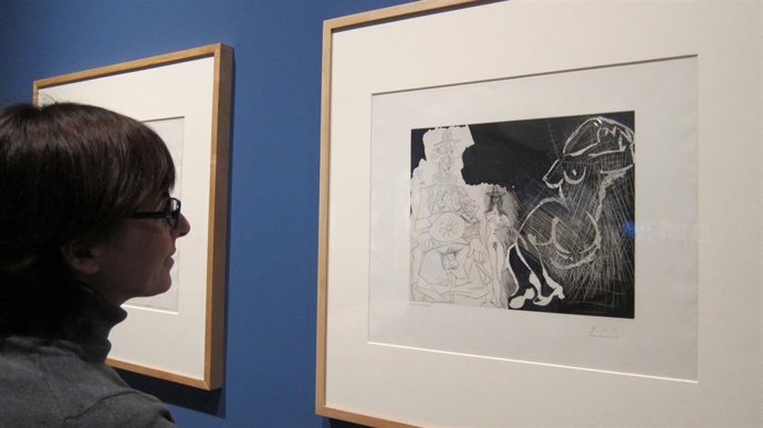 Espectadora observa una caricatura del general De Gaulle. Picasso (1968)