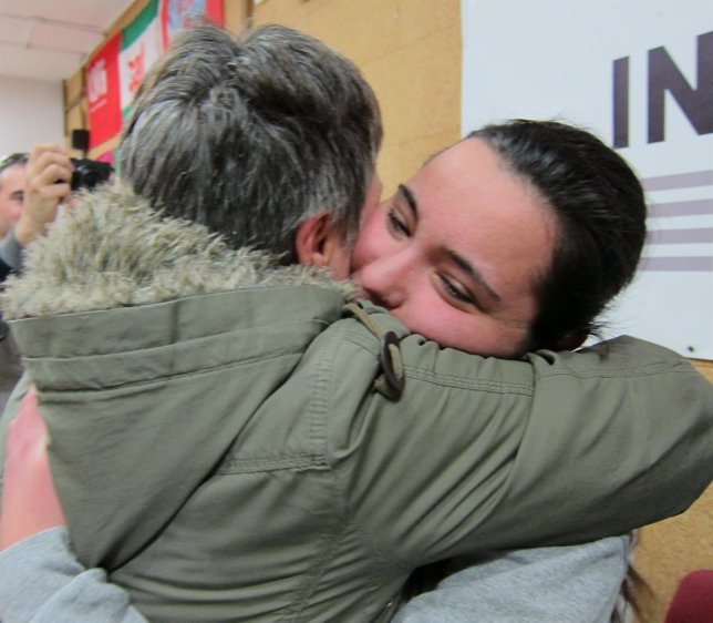 La joven Andrea abraza a un miembro de PAH