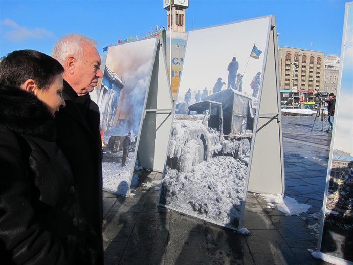 Margallo visita la plaza Maidan en Kiev