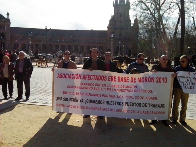 Trabajadores de la base de Morón.