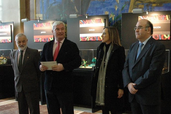 El delegado del Gobierno en Aragón inaugura una exposicion sobre la admon