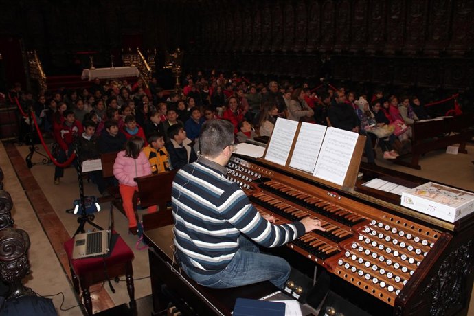 El organista toca para los escolares en la Catedral y antigua mezquita