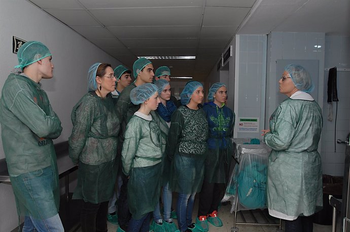 Alumnos del IES Fidiana en un momento de su visita a los quirófanos del Hospital