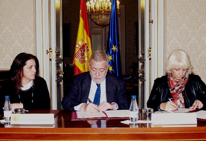 Beteta, en el centro, y Martínez, a la derecha, en la firma del protocolo