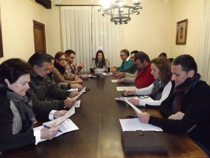 Imagen de los concejales en el Pleno revisando el informe