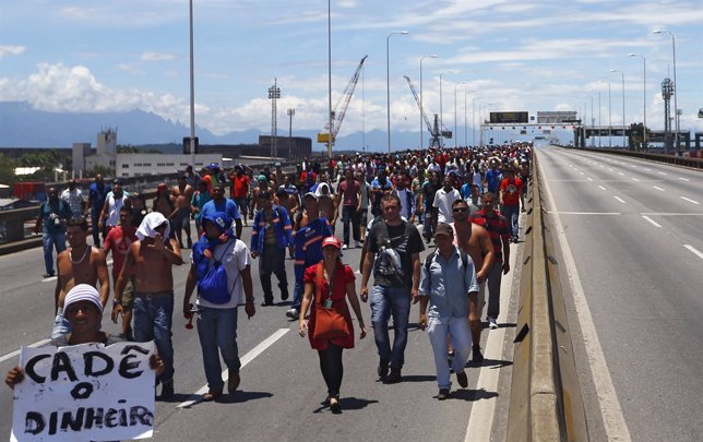 Trabajadores de Pedrobras cortan puente entre Río y Niteroi