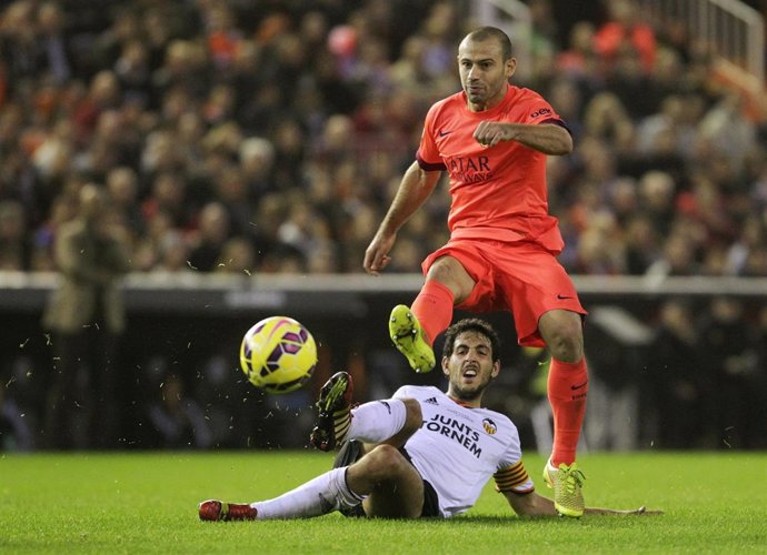 Javier Mascherano pelea ante Daniel Parejo en un Valencia-Barça