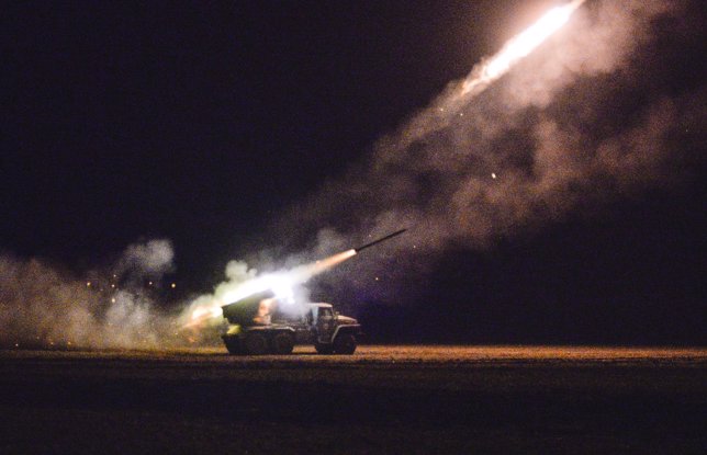 Fuerzas ucranianas lanzan un misil a separatistas prorrusos cerca de Debaltseve,