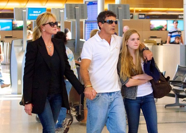 Antonio Banderas y Melanie Griffith con su hija Stella del Carmen Banderas en el