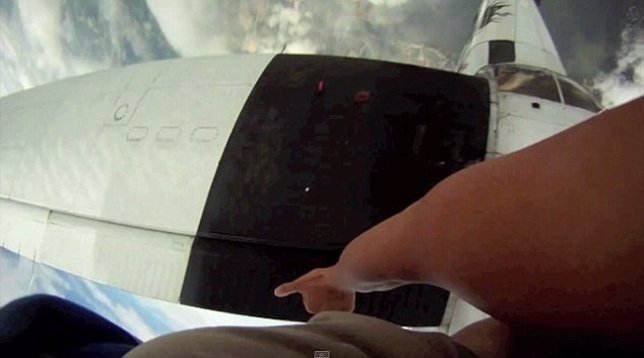 Dos paracaidistas salvan su vida tras casi chocar con su avión