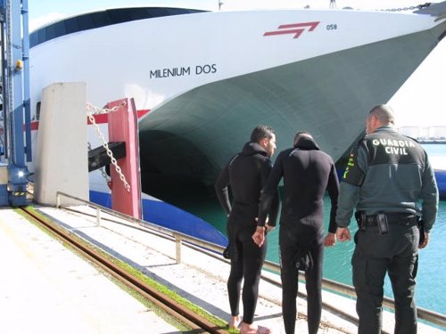 Inmigrantes irregulares interceptados en el puerto de Algeciras
