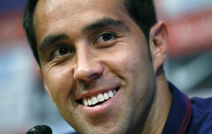 Claudio Bravo, en la rueda de prensa de presentación con el Barcelona