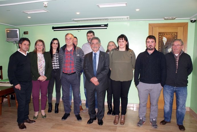 Miguel Ángel Revilla con el nuevo Comité Local del PRC en Camargo