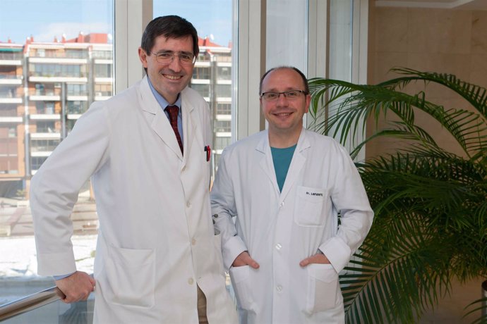 Los doctores Gabriel Gastaminza (Alergología) y Alberto Lafuente (Anestesia)