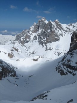 Macizo central de Picos de Europa, cubierto de nieve. 