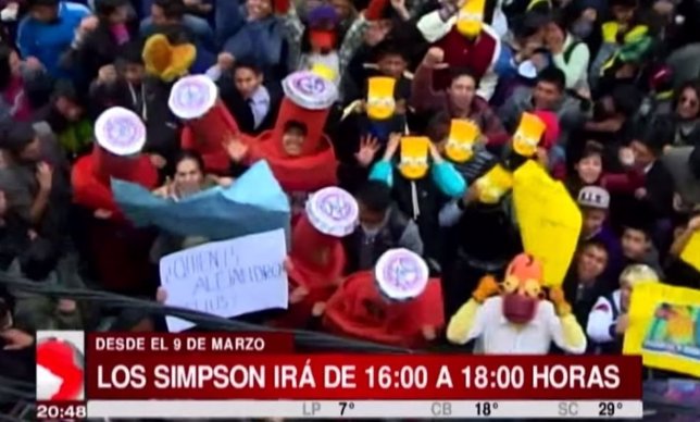 Jóvenes bolivianos se manifiestan por Los Simpsons