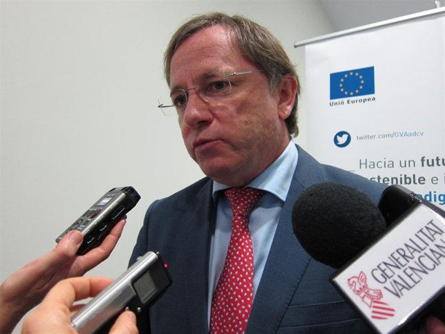 El conseller Juan Carlos Moragues atiende a los periodistas.