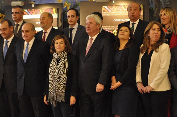 Soraya Saénz de Santamariá con los Delegados del Gobienro