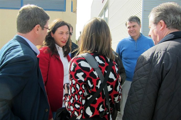 Dolores López, de frente, charla con responsables del PP de Jaén.