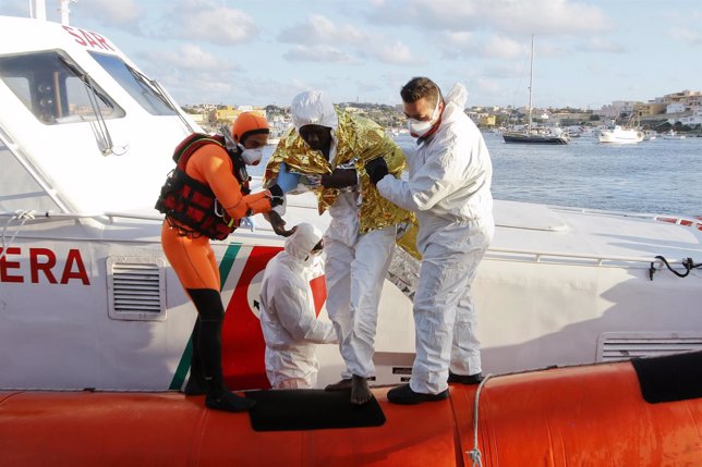 Inmigrantes en el puerto de Lampedusa