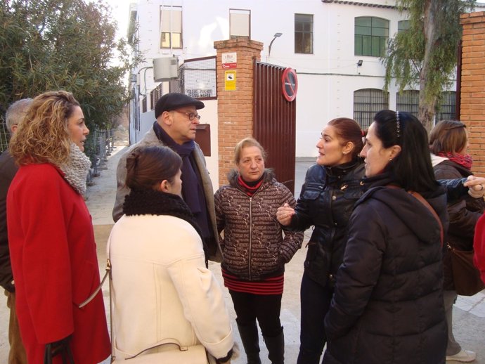 Encuentro del PSOE de Jaén con padres del colegio Jesús y María