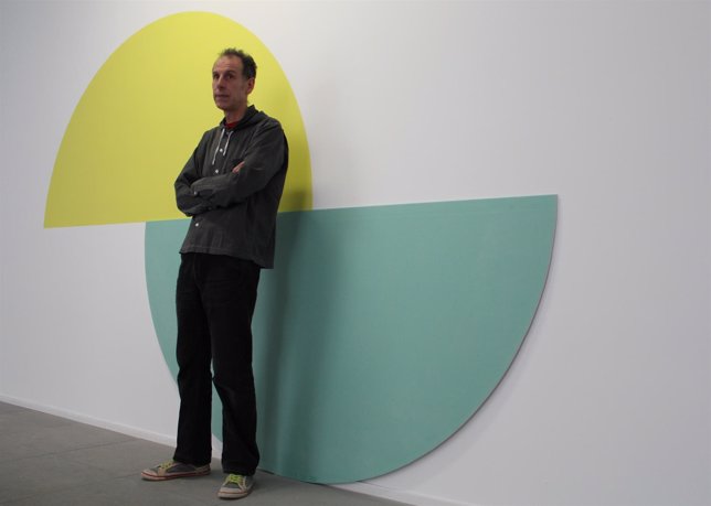 El artista Miquel Mont junto a su obra 'Lapsus XI' (2012)