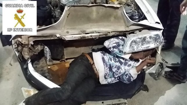 Persona oculta en  parachoques delantero