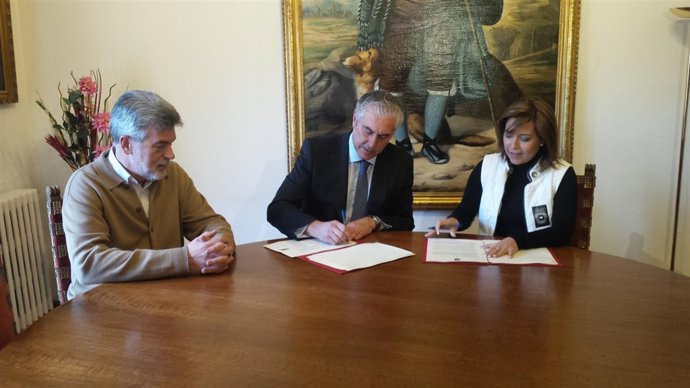 Antonio Suárez y Ana Alós firman el convenio de Política Territorial