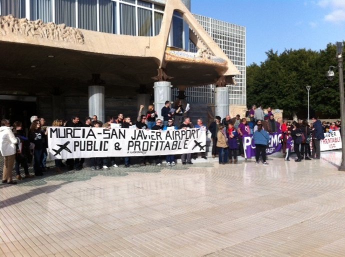 Imagen de la concentración a las puertas de la Asamblea Regional