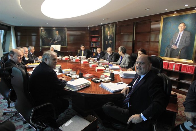 Francisco Pérez de los Cobos junto con otros magistrados.