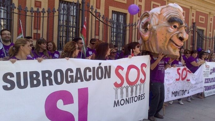 Protesta de monitores frente al Palacio de San Telmo