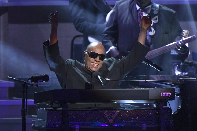 Stevie Wonder durante su actuación en el teatro Nokia, LA