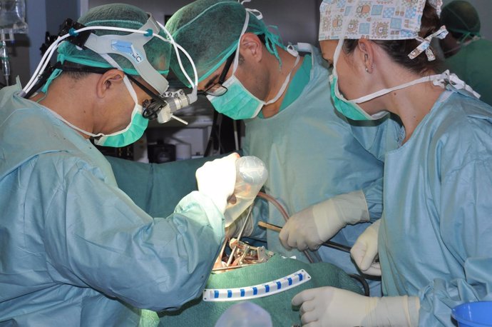Cirujanos operan de corazón en el hospital Trueta de Girona 