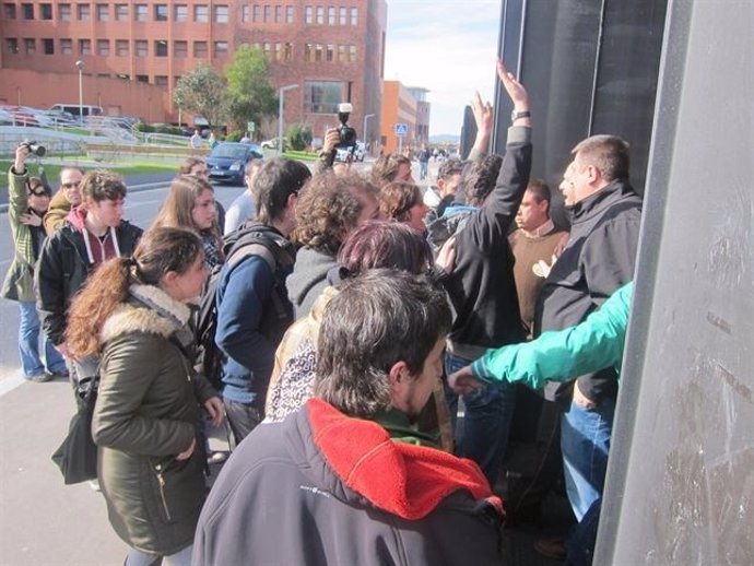 Escrache a Diego en la UC, antes de intervenir en un foro del CEUC (Archivo)