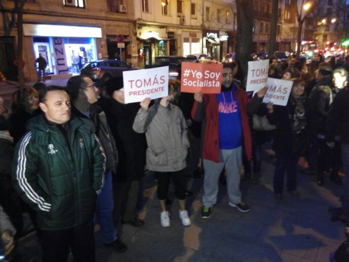 Manifestantes a las puertas de Ferraz