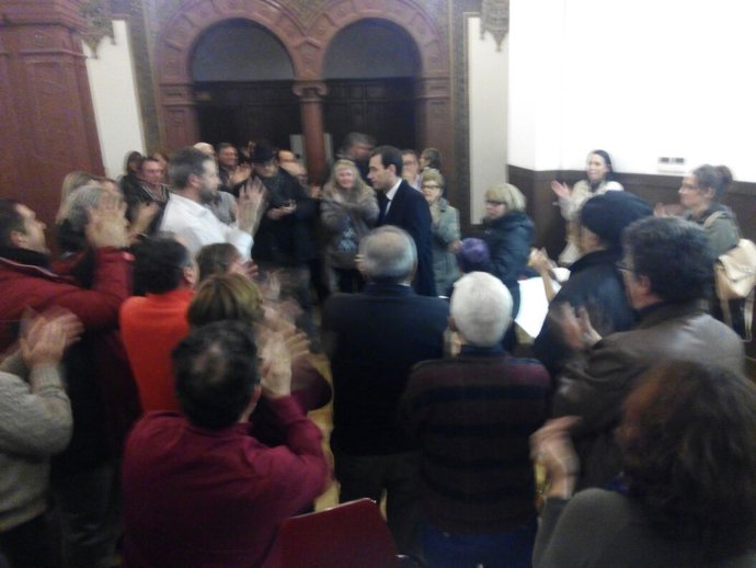 Militantes apoyando a Tomás Gómez