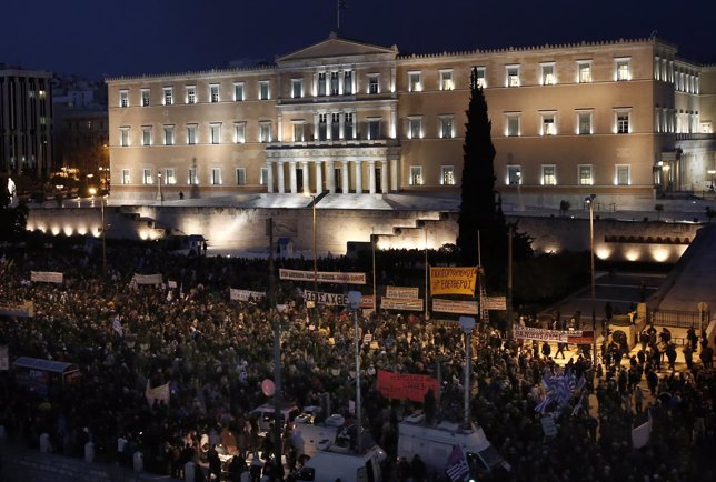 Manifestación ante el Parlamento en Atenas en apoyo al Gobierno de Tsipras