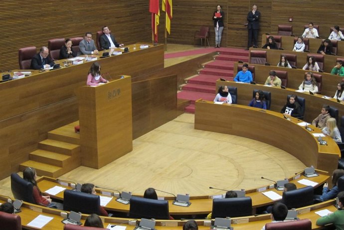 Niña interviene en el Foro Infantil en las Corts