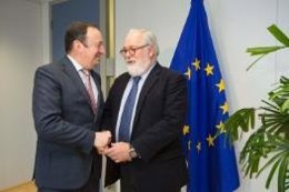 Arias Cañete y Sanz se reúnen en Bruselas