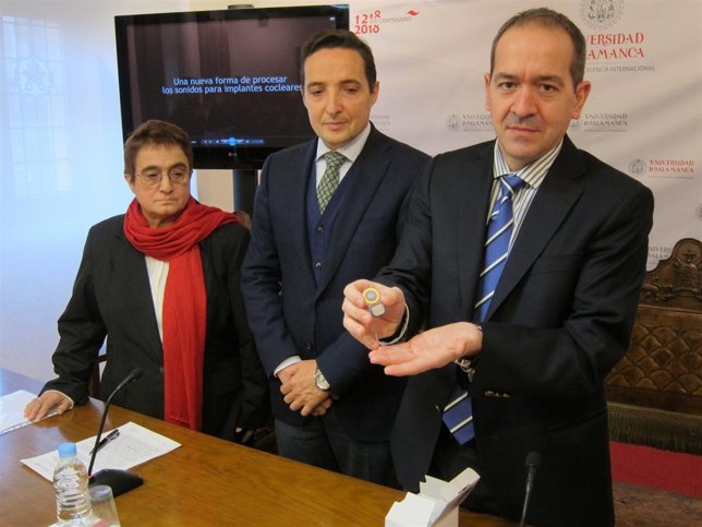 López muestra un implante coclear con el desarrollo que mejora la audición