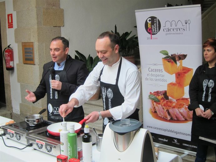 El chef José Pizarro y el escritor Sánchez Adalid cocinan patatera en Cáceres