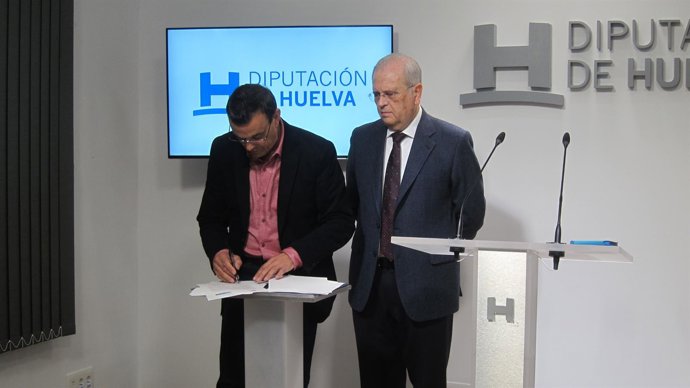 El presidente de la Diputación de Huelva, Ignacio Caraballo, con Resurgir.