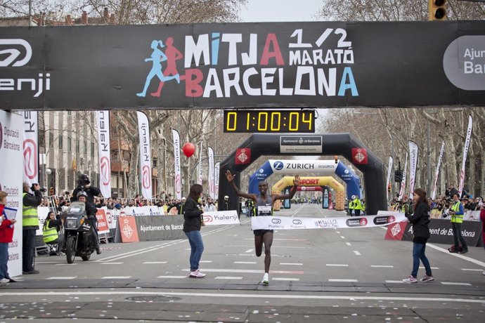 Llegada a meta Eliud Kipchoge Media Maratón Barcelona 2013