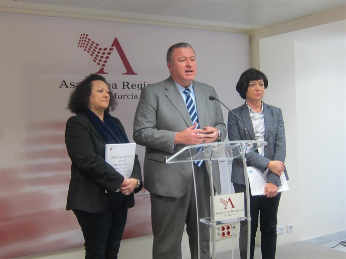 Bnernabé en la rueda de prensa en la Asamblea