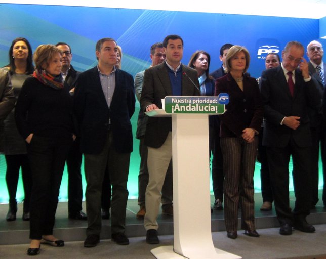 Juanma Moreno con Elías Bendodo y candidatos lista Málaga al 22 de marzo