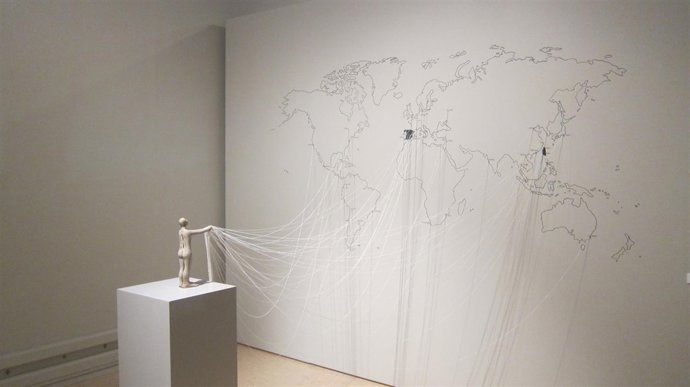 Una de las obras en la exposición 'Room Art 2015. Migraciones visuales'