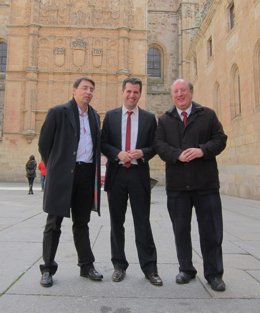 Tudanca (centro) en las puertas de la Universidad de Salamanca