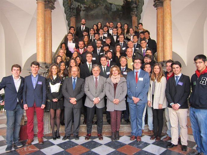 Fuentes (centro), entre los organizadores y con los universitarios participantes